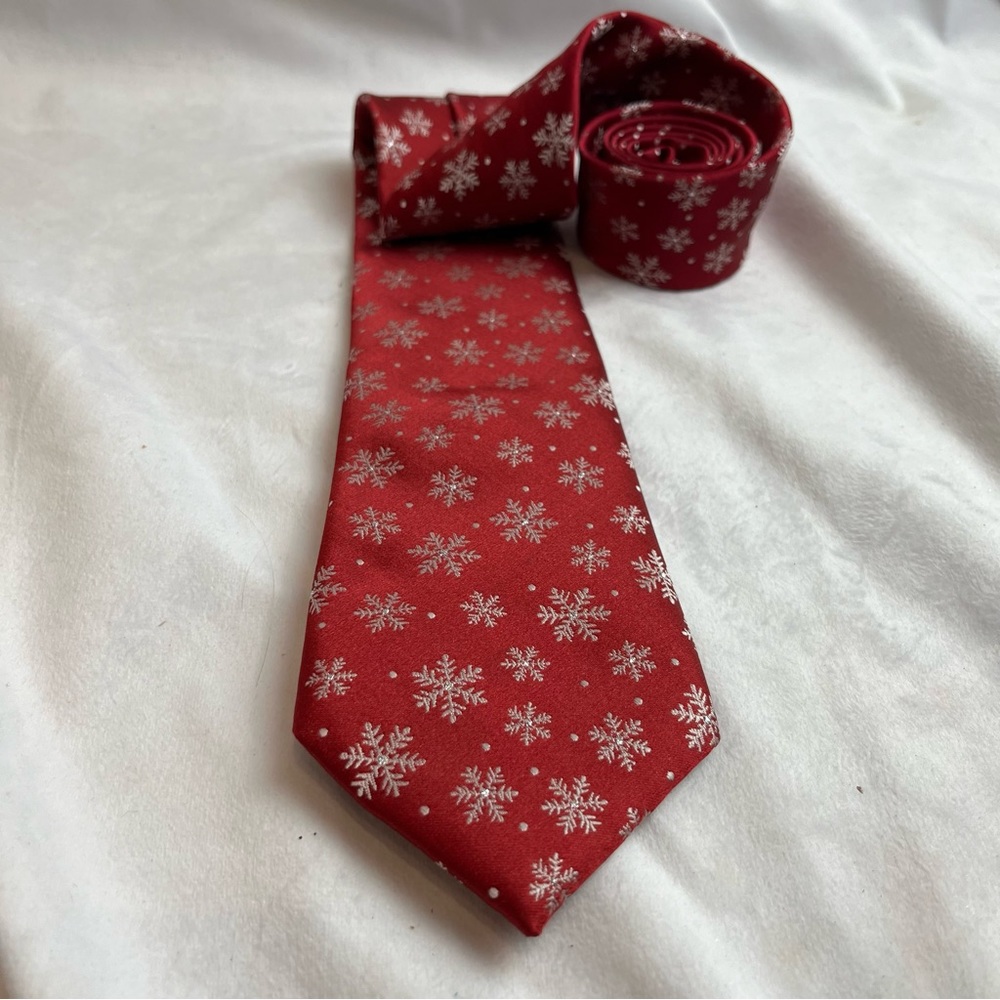 Noel Holiday Collection Red Snowflake Mens Holiday Necktie